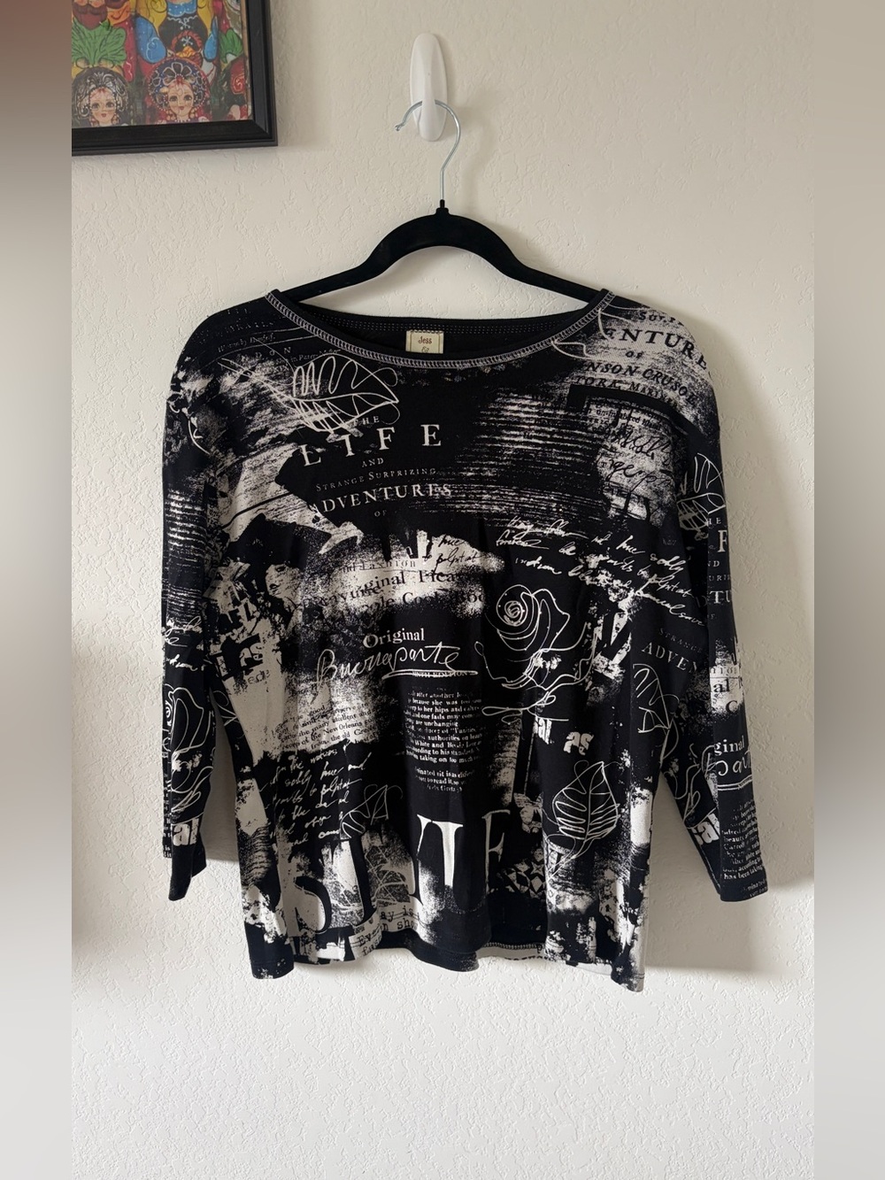 JESS & JANE NEWSPRINT SCRIPT PRINT 3/4 SLEEVE TOP M BLACK WHITE LAGENLOOK ART